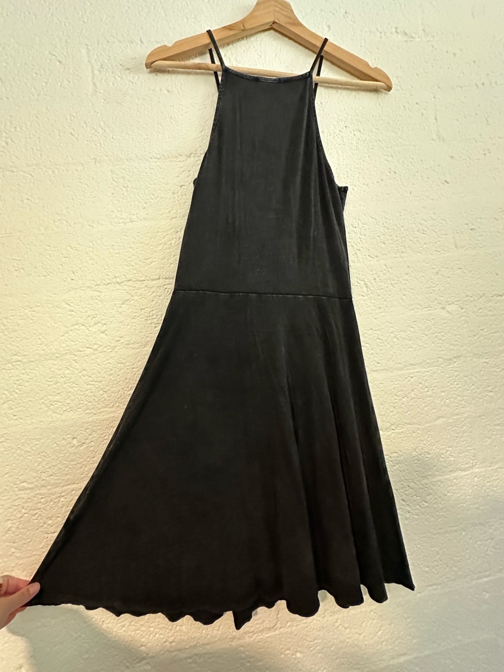 Black Sleeveless Flowy Mid-length Dress